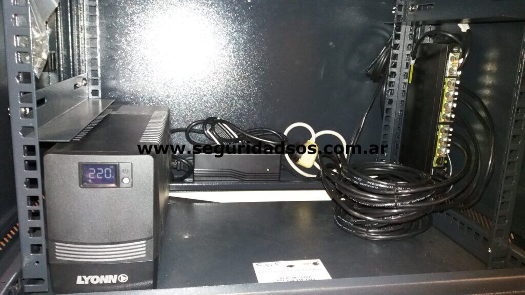 Rack con NVR, Switch POE y UPS