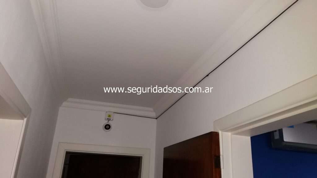 Cámara de seguridad hogareña con cableado por el interior