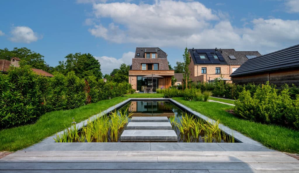 Landelijke tuin met zwemvijver te Sint-Amands door Concept Gardens