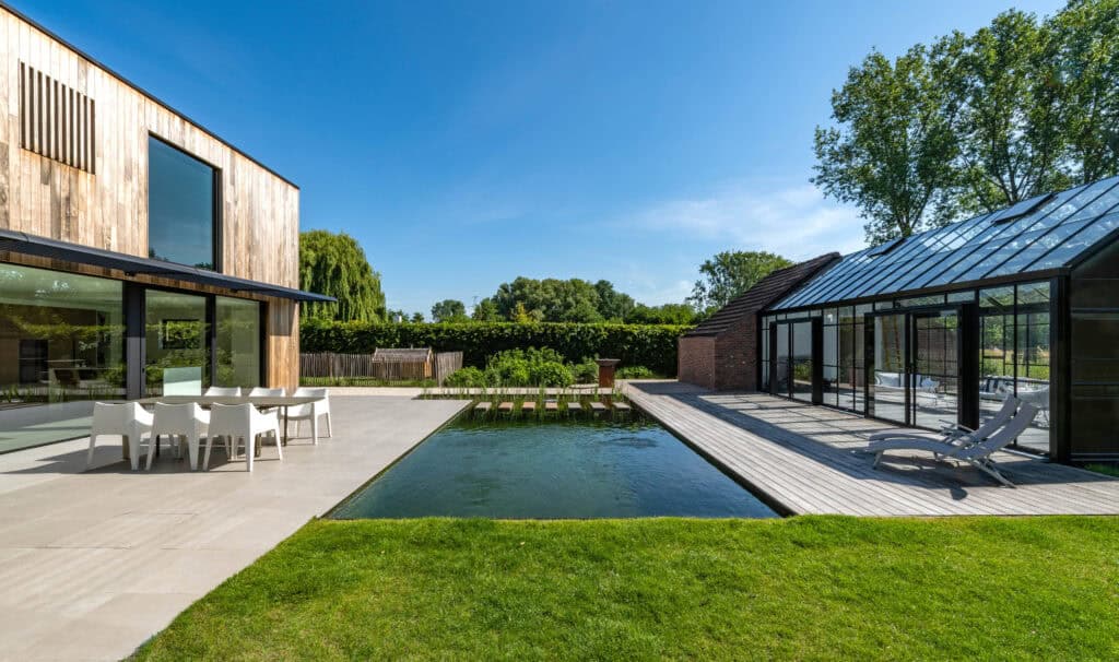 Renovatie villatuin met zwemvijver van Concept Gardens