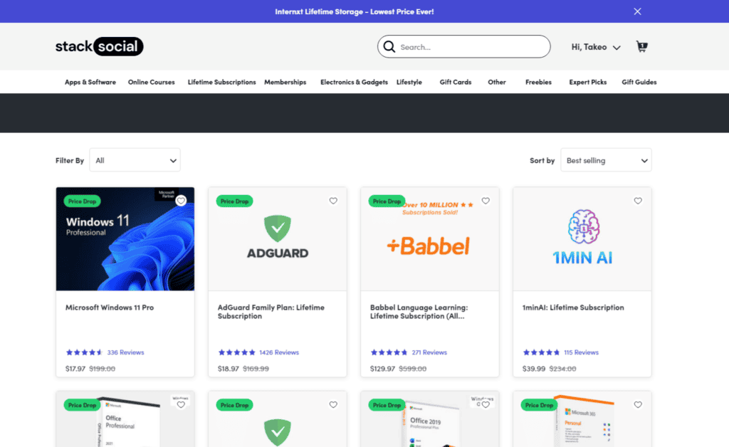 Windows 11 Pro、AdGuard、Babbel 言語学習、1MIN AI など、さまざまなソフトウェアの取引とサブスクリプションを表示する Web サイト ページ。製品には価格と評価が表示されます。.