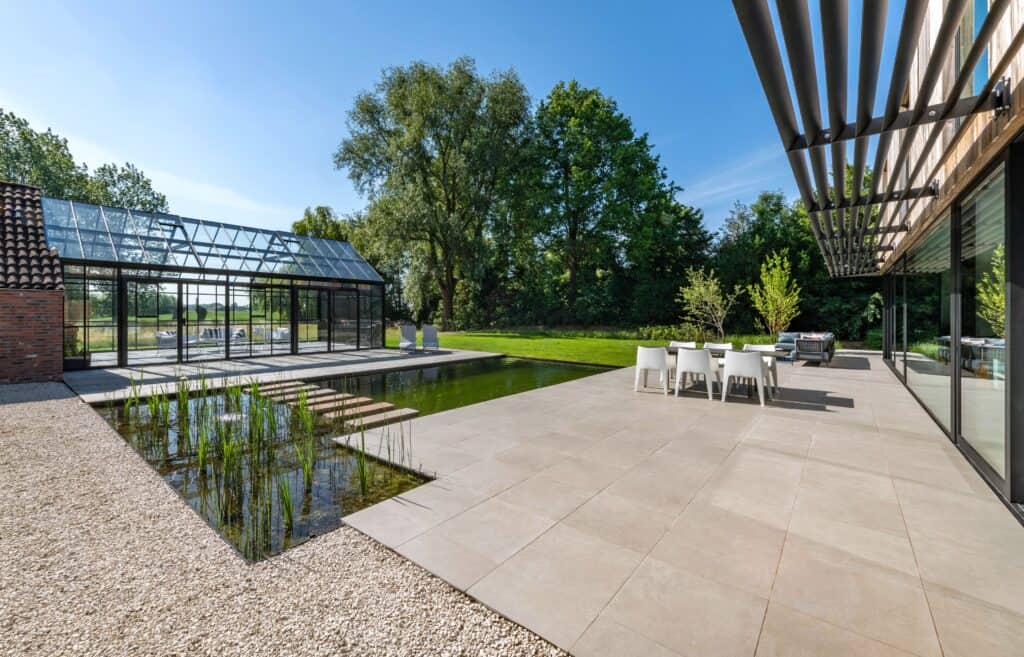 Landelijk moderne villatuin met zwemvijver