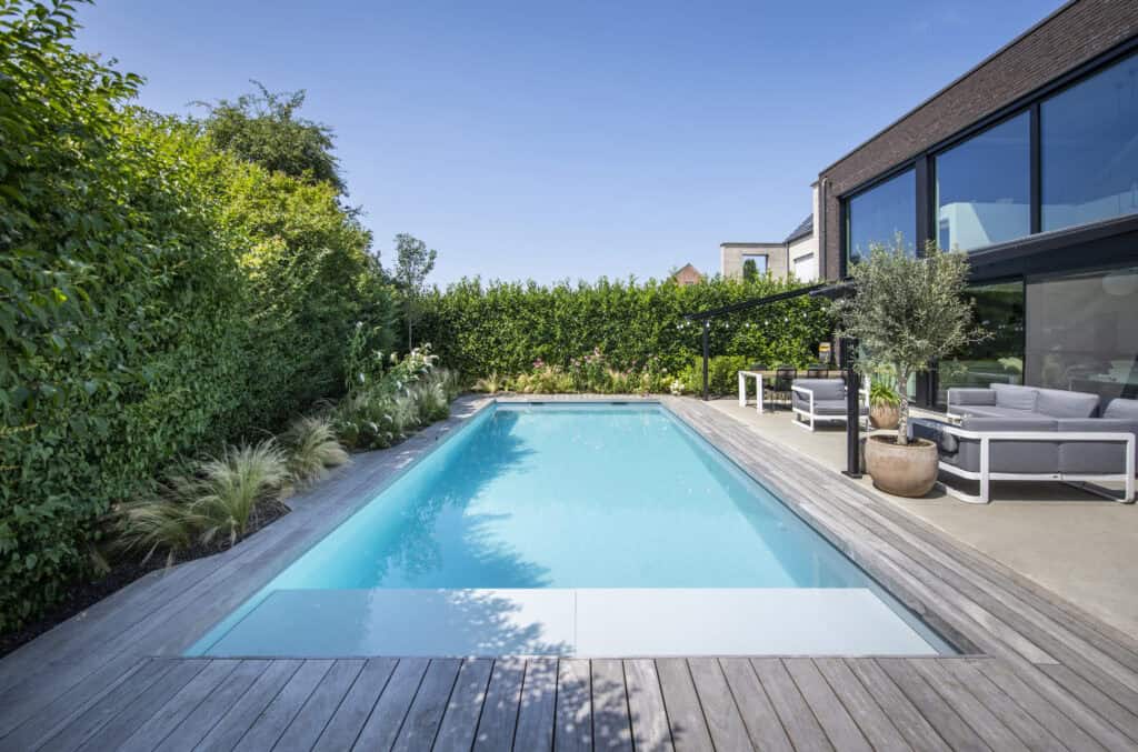 Tijdloze renovatie met zwembad door Concept Gardens