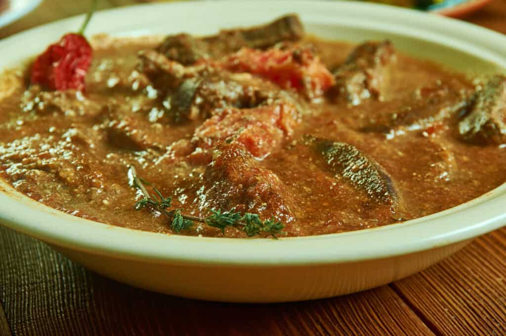 Albanaas gerecht fergese in bord met met runderlever