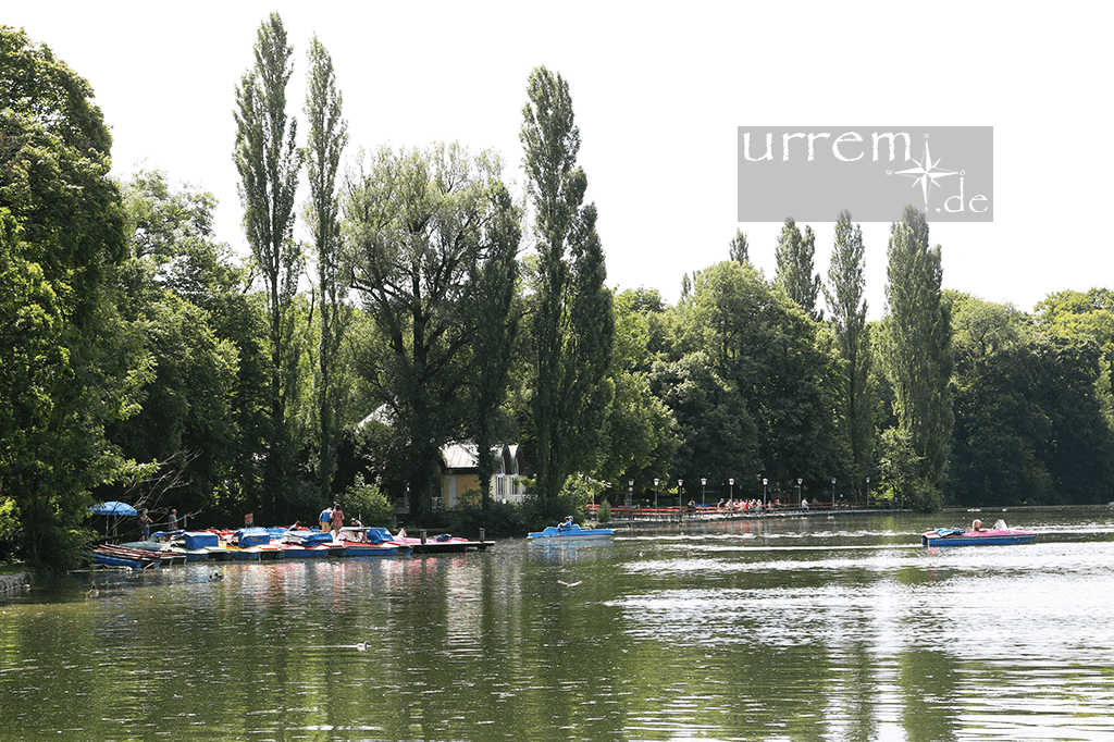 Kleinhesseloher See mit Seehaus Biergarten und Booten - Englischer Garten München kleinhesseloher see mit seehaus biergarten und booten - englischer garten münchen