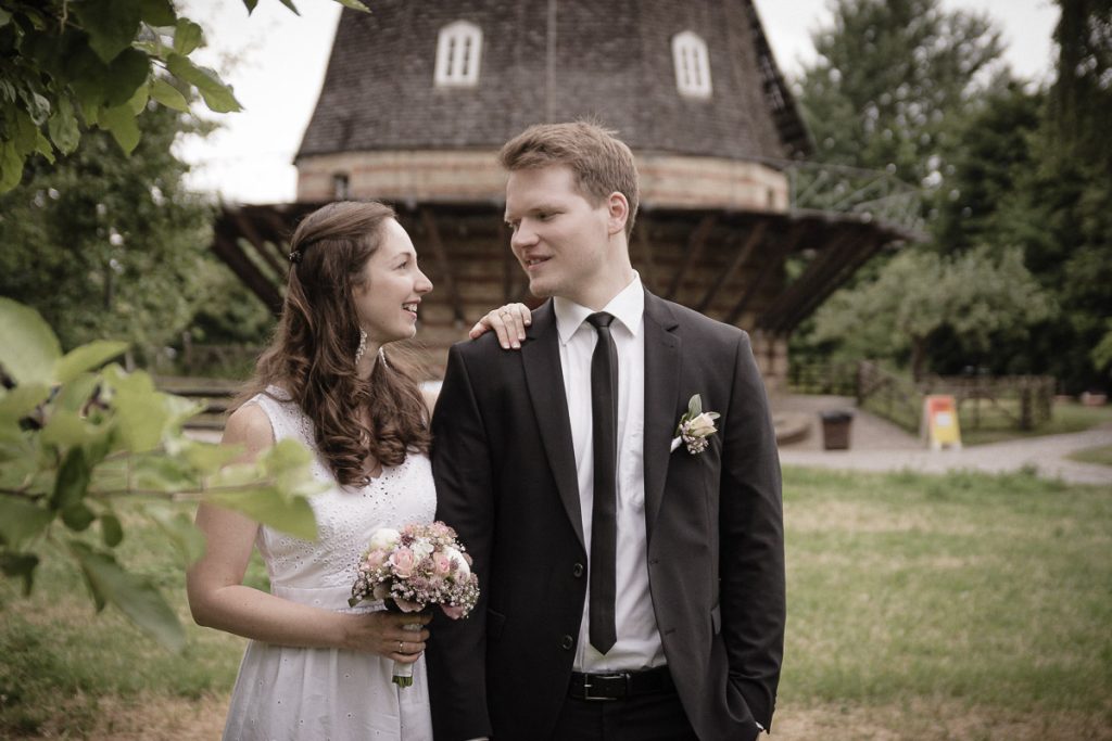 Hochzeitsfotograf Berlin – Naeheres Portraet des Brautpaares beim Sektempfang im Freien an der Britzer Muehle