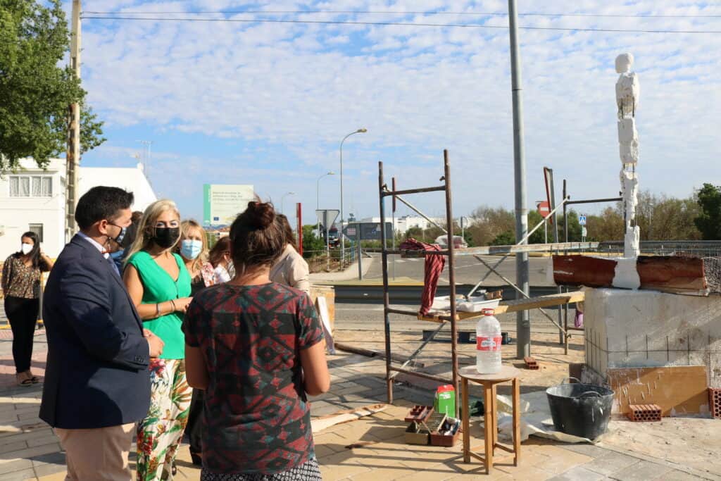 Lora del Río - LoradelRio.NeT - La consejera de Cultura, Patricia del Pozo, visita el I Simposio de Escultura y la Biblioteca Pública de Lora del Río consejeravisita4