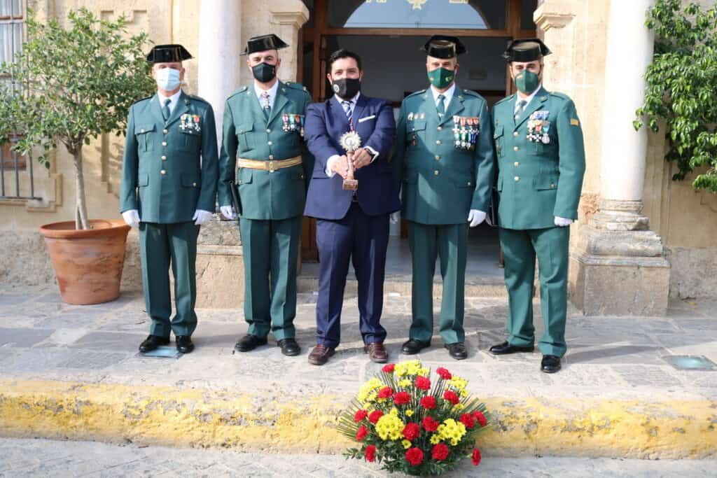 Lora del Río - LoradelRio.NeT - El Ayuntamiento de Lora del Río rinde homenaje a cuatro agentes de la Guardia Civil en el Día de la Virgen del Pilar hispanidad6