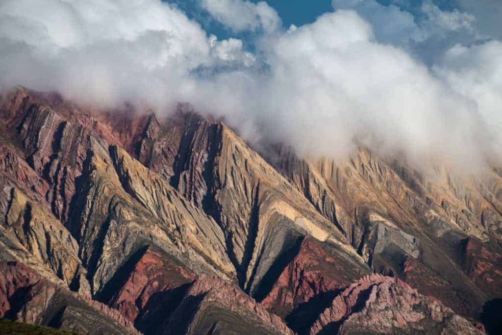 Зашеметяващият Cerro de los Siete Colores (Хълмът на седемте цвята) в Жужуй - дестинация, която трябва да посетите и която показва спиращата дъха природна красота на Аржентина.