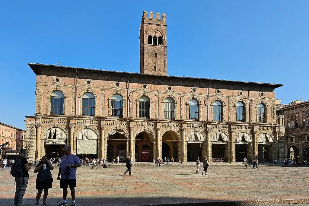 Palazzo del Podestà in Bologna’s main square — home to the whispering gallery phenomenon and a fascinating audio secret of the city.