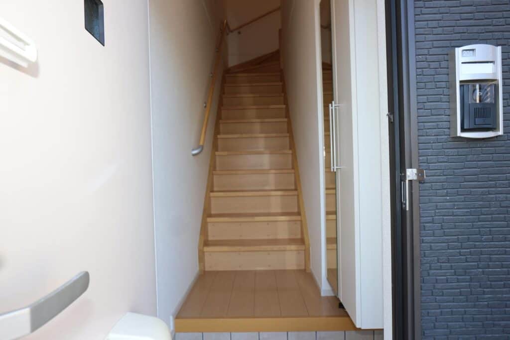 玄関ホール (居間)