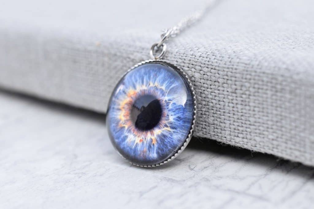 Augenanhänger mit realistischem Augendesign, hochwertiger Schmuck aus Silber, einzigartiger Silberschmuck, spezielle Anhänger, kreative Schmuckaccessoires.
