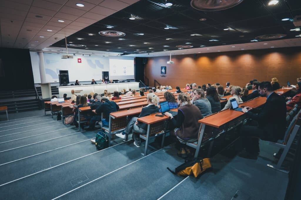 sala wykładowa widok z góry na słuchaczy i mówców