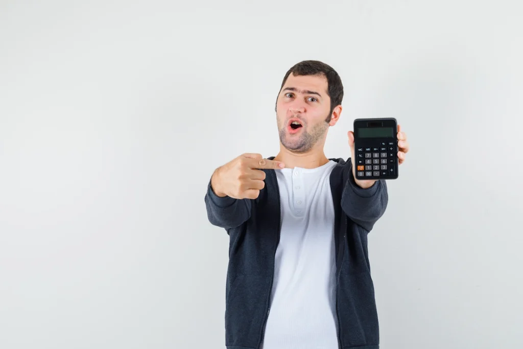 Hombre señalando una calculadora mientras analiza probabilidades en apuestas deportivas