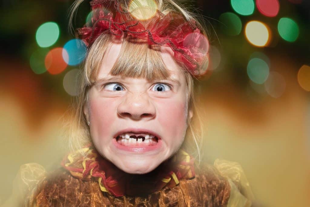 Niña con los ojos bizcos y expresión extraña