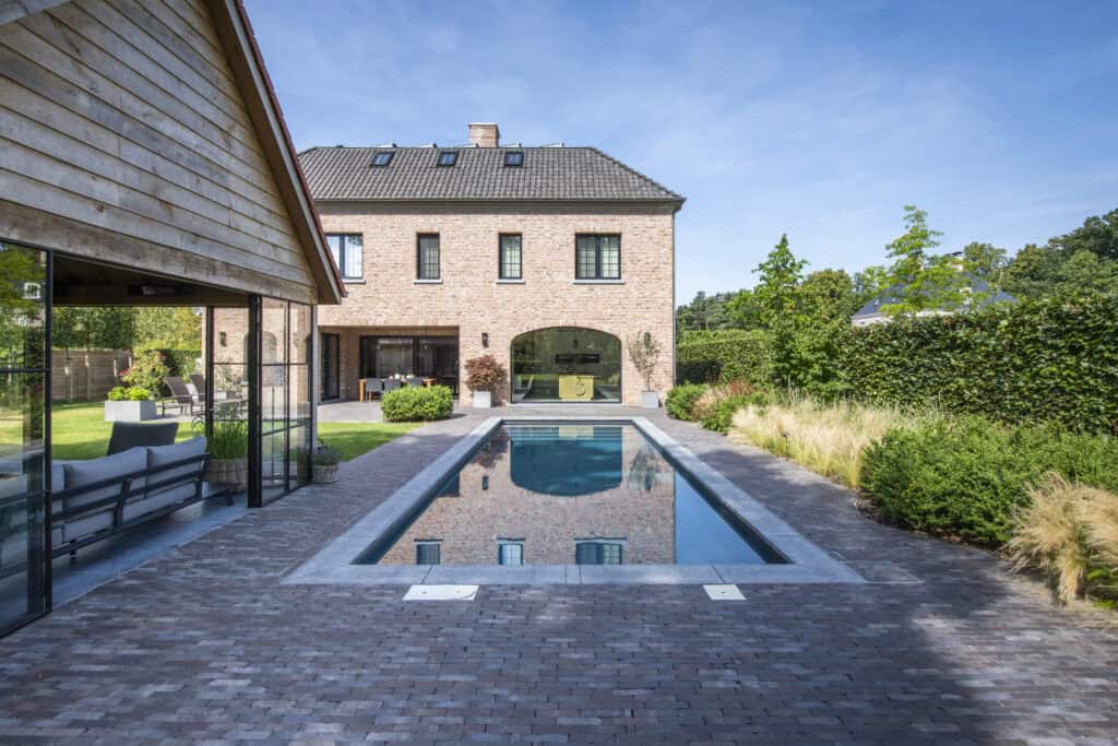 High end renovatie met biozwembad en poolhouse door Concept Gardens