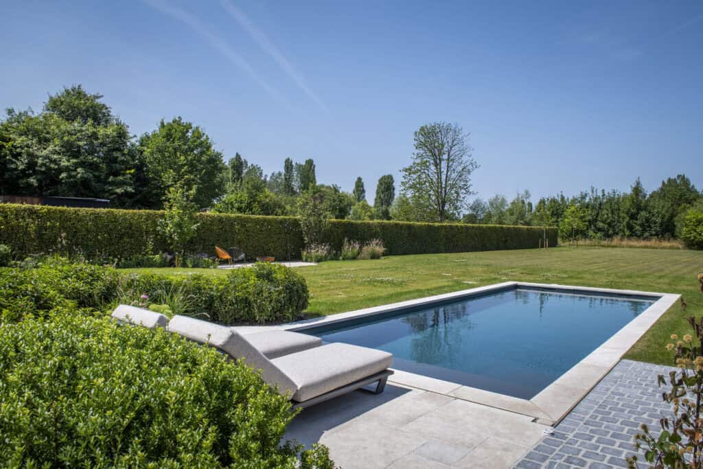 Totaalrenovatie met zwembad en kleur door Concept Gardens