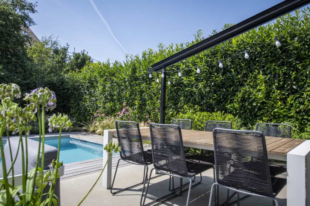 Tijdloze renovatie met zwembad door Concept Gardens