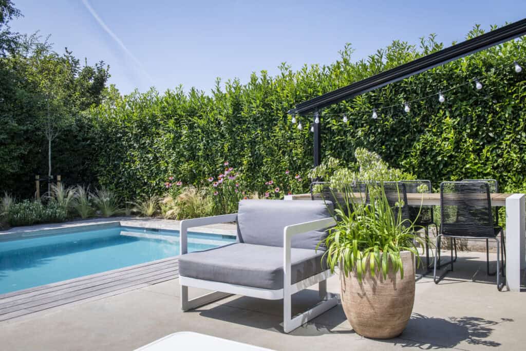 Tijdloze renovatie met zwembad door Concept Gardens