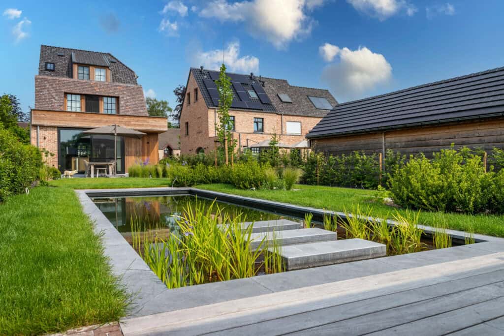 Villatuin met zwemvijver te Sint-Amands door Concept Gardens
