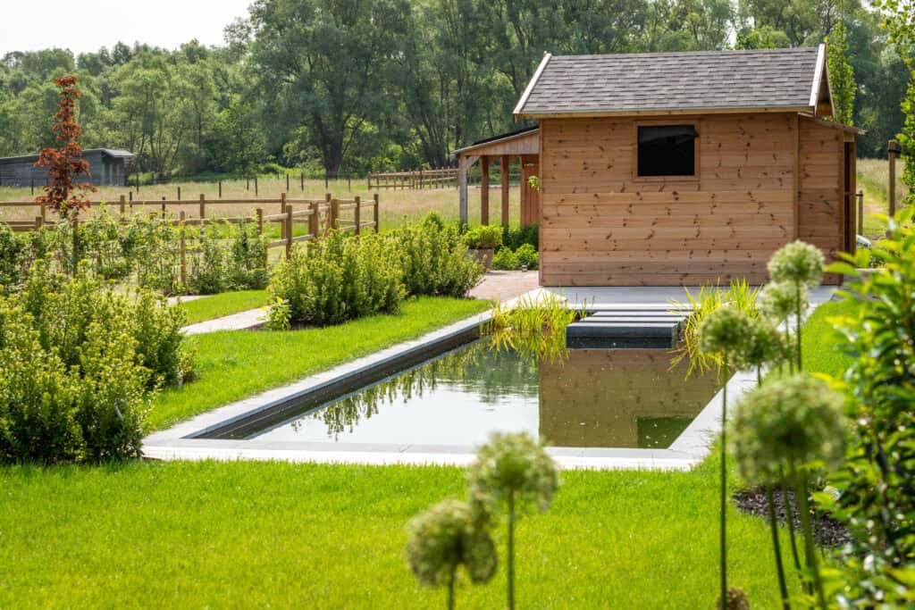 Landelijke tuin met zwemvijver te Sint-Amands door Concept Gardens