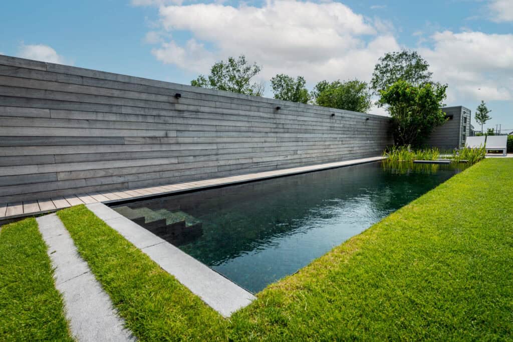 Warm moderne renovatie met zwemvijver door Concept Gardens
