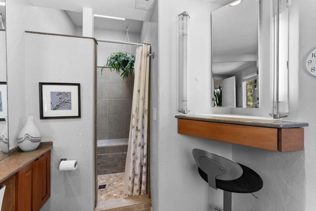 bathroom with ledge and seat