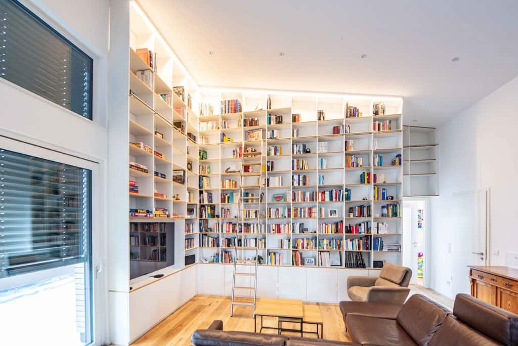 XXL Bücherwand mit Bibliotheksleiter in Dachschräge