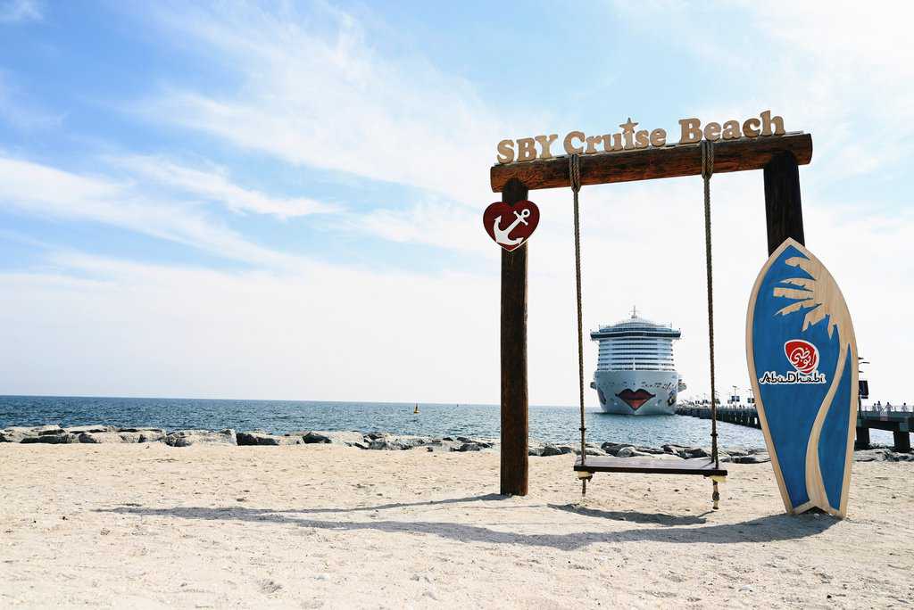Kreuzfahrt Hafen: Sir Bani Yas Cruise Beach - Infos, Tipps & Tricks Die AIDAcosma liegt im Hafen von Sir Bani Yas