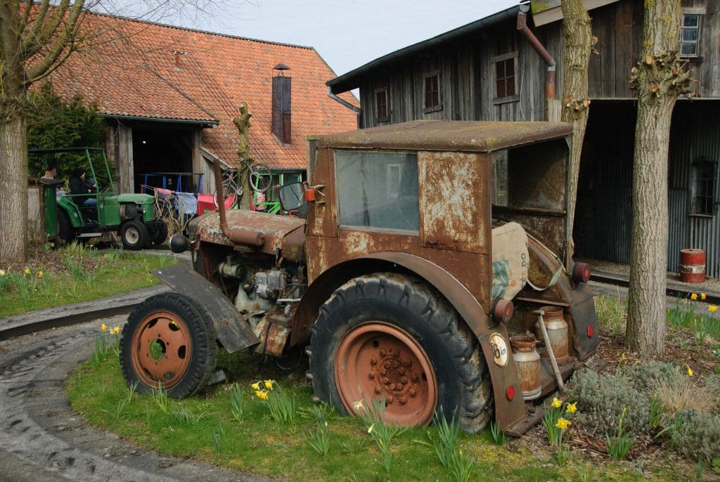 Ein alter Traktor auf Karls Erlebnishof in Warnsdorf