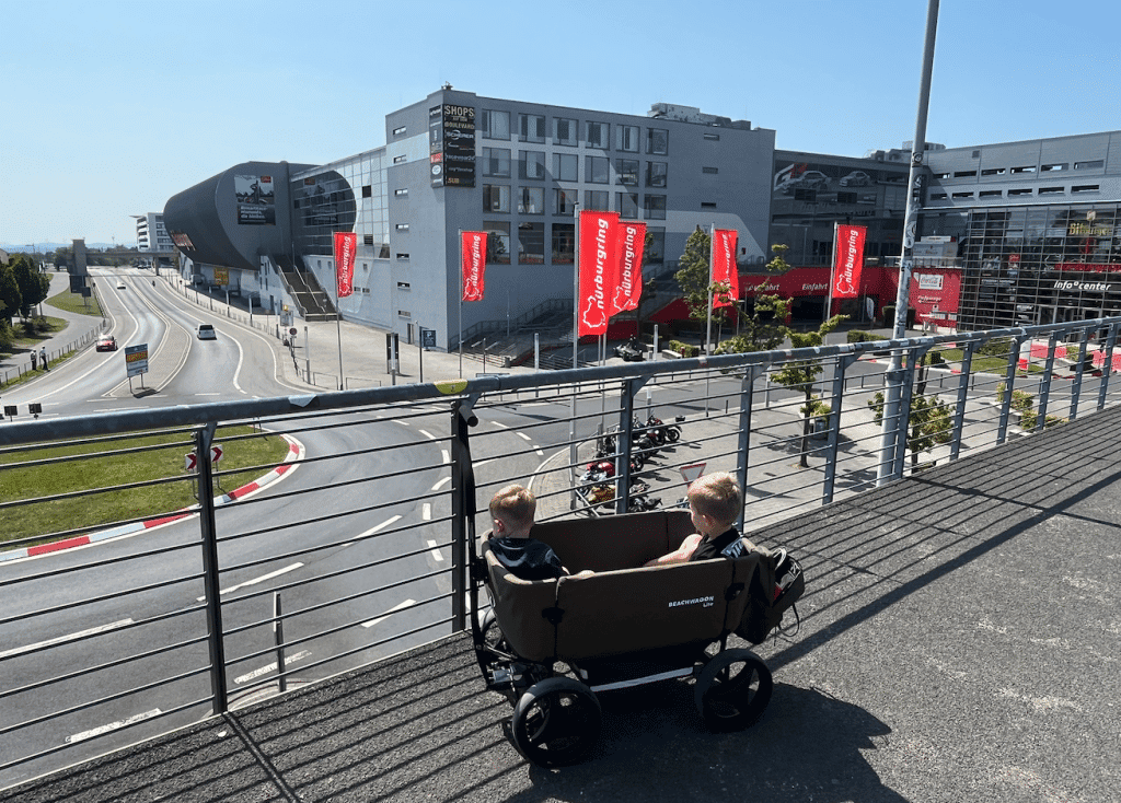 Kinder zeigen auf Autos auf dem Parkplatz am Nürburgring