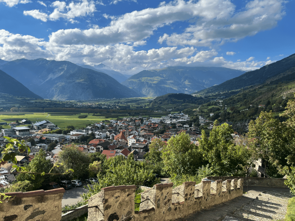 Ein Blick über die Burgzinnen in Schluderns