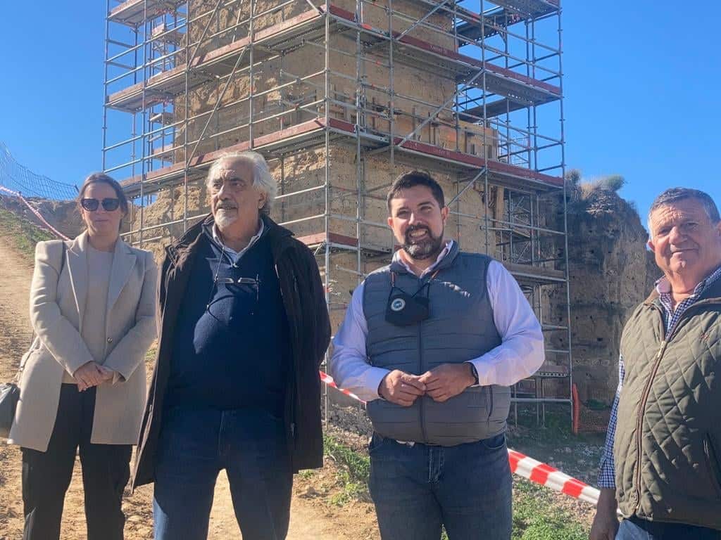 Lora del Río - LoradelRio.NeT - El historiador y académico loreño José Remesal visita las actuaciones arqueológicas que se están llevando a cabo en el Castillo de Lora y La Aceña Visita4