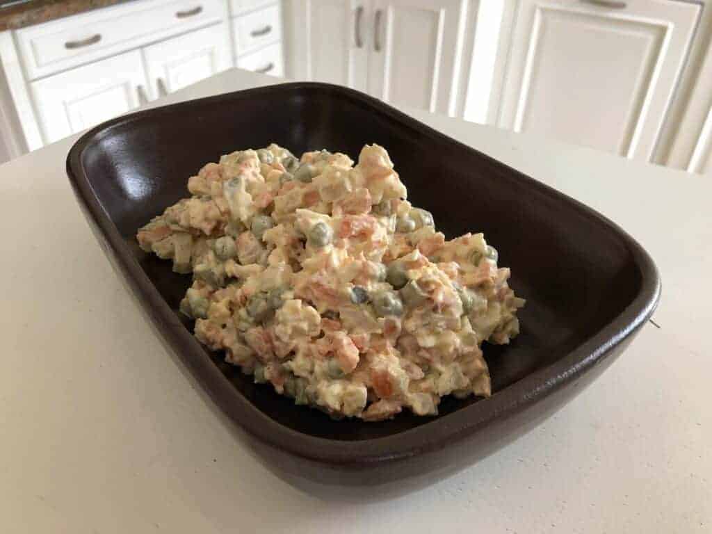 Salarka jarzynowa in a brown bowl.