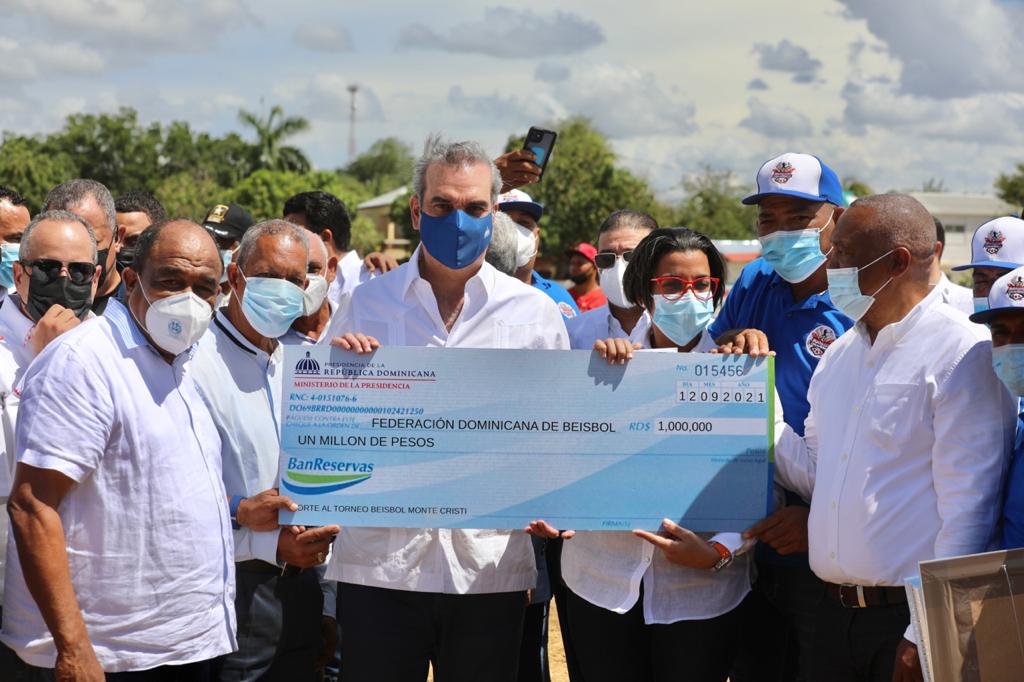 Abinader dispone de 1 millón de pesos para arreglo de canchas deportivas en Montecristi