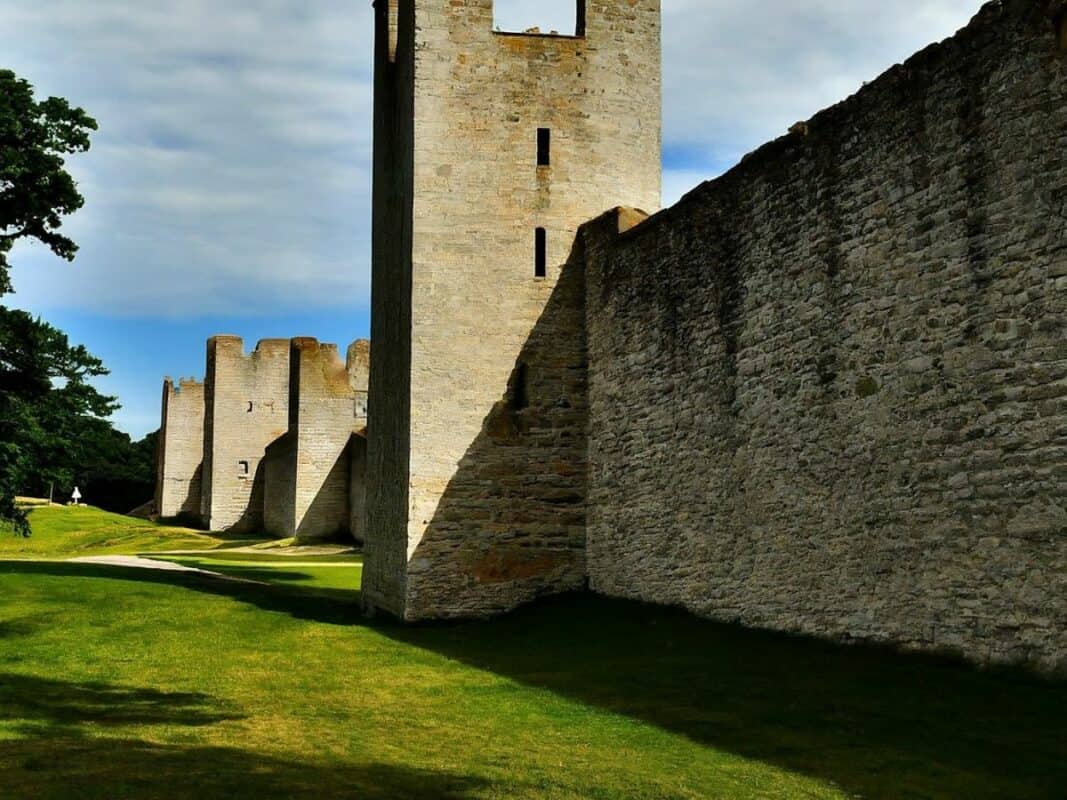 Die Stadtmauer von Visby mit grünem Rasen davor