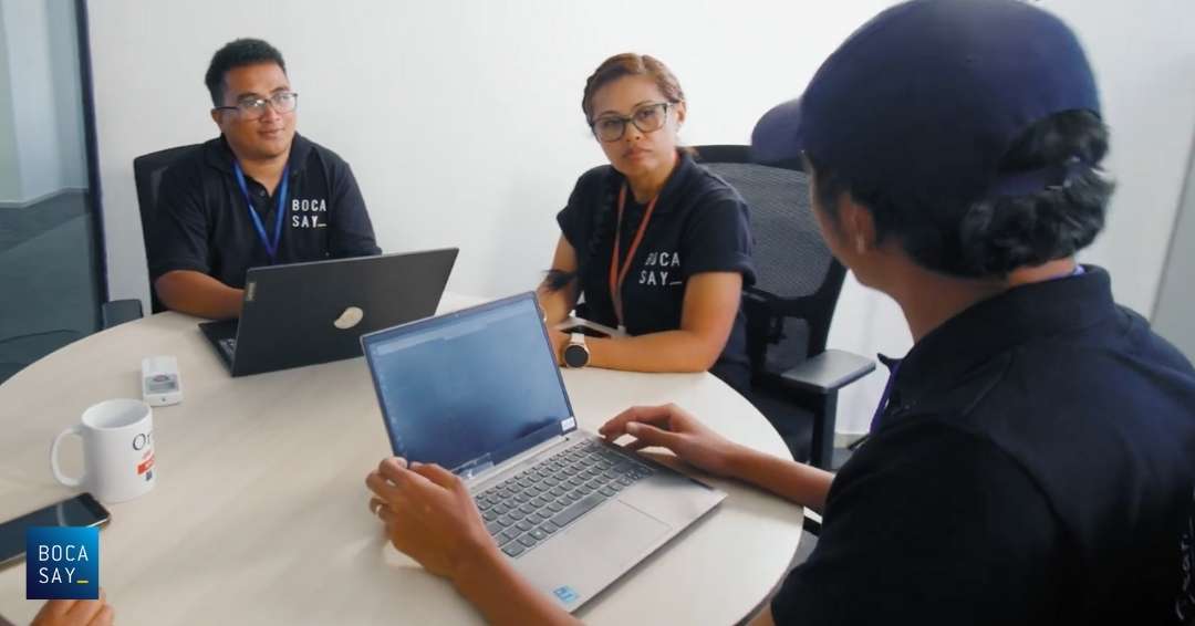 Nos collaborateurs en travail de groupe et formation