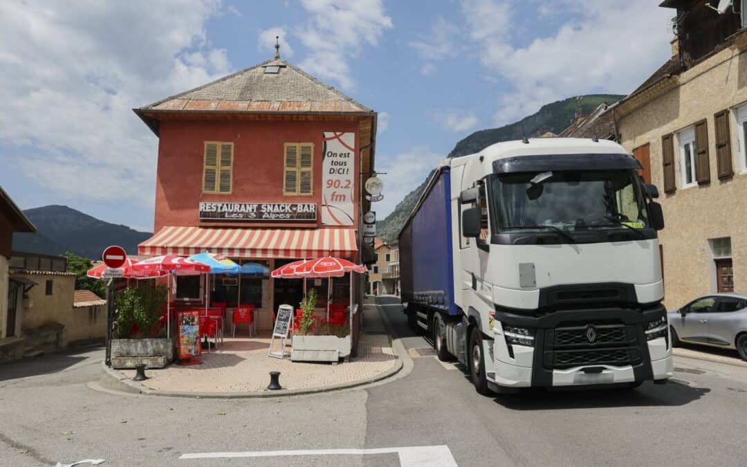 Déviation : A Remollon, le passage quotidien de centaines de camions est une question de vie ou de mort
