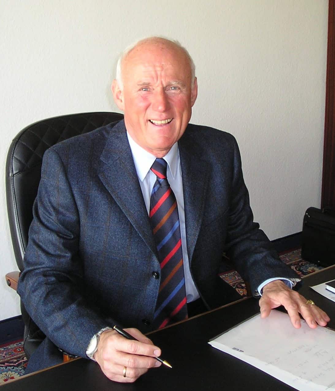 Dr. Rudolph Meindl am Schreibtisch
