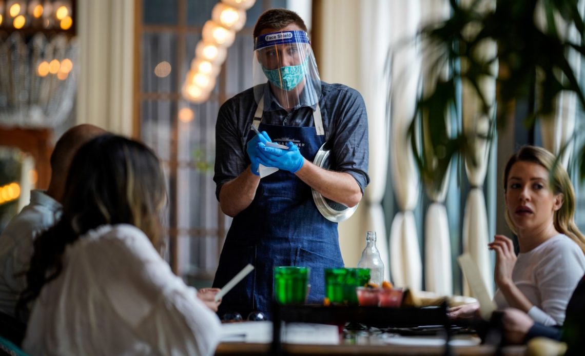 EEUU: Los Ángeles exigirá vacuna anticovid para ir a bares y clubes nocturnos