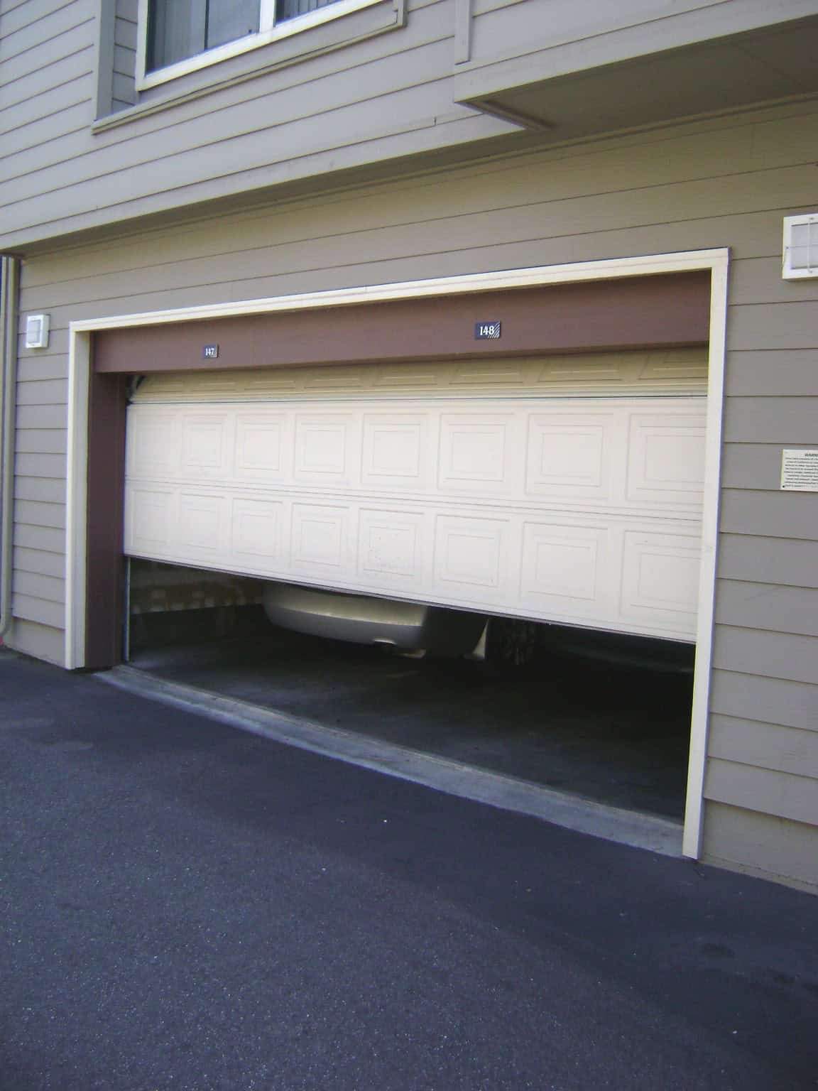 Garage_door_sliding_up Garage door sliding up