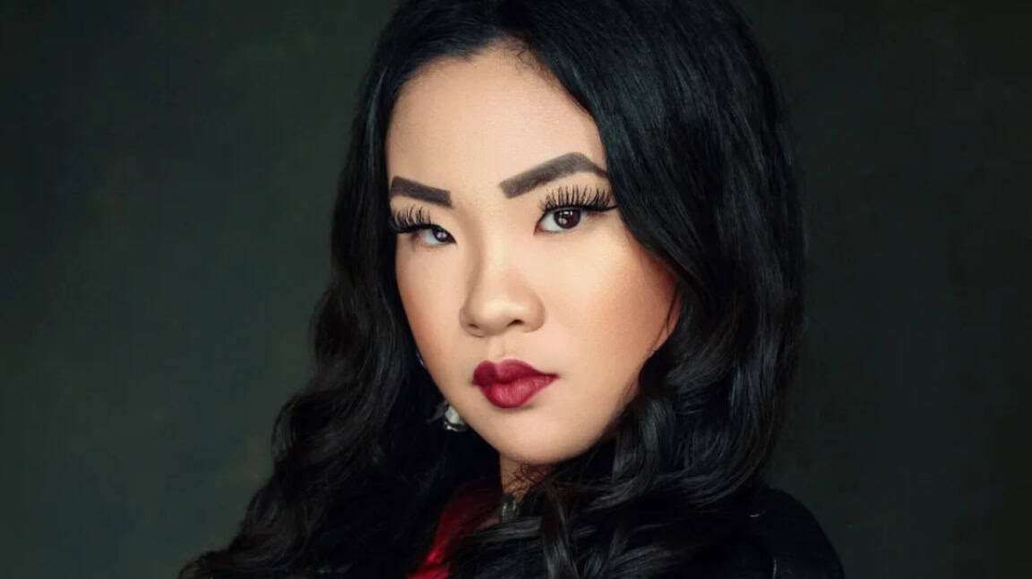 Conheça Amanda Jiang, atriz e produtora que estrela e lidera a nova releitura gótica e contemporânea de Drácula no filme Dracula: The Crimson Code.