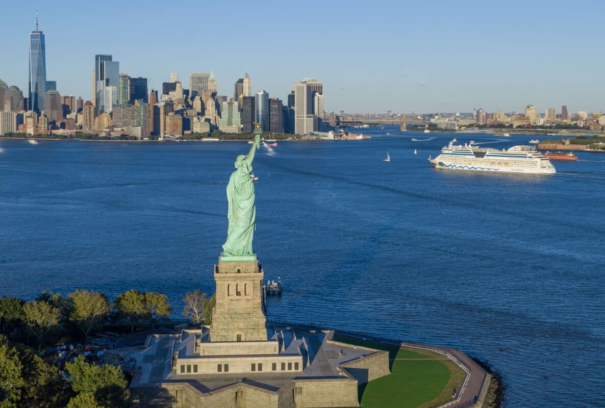 AIDAdiva vor der Skyline und der Freiheitsstatue von New York / Foto copyright: Julian Glöckner