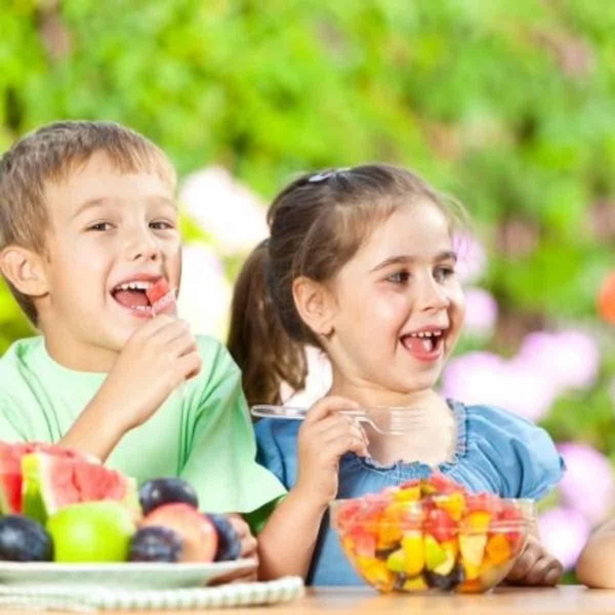 children eating fruit to reduce vitamin deficiency