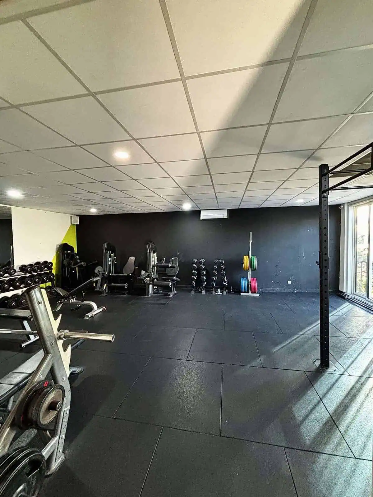 Une salle entièrement équipée dans le 9ème arrondissement de Marseille pour des séances de qualité. Aucun frais supplémentaire pour l'accès à la salle, tu bénéficies d'un matériel de qualité pour tes séances de coaching.