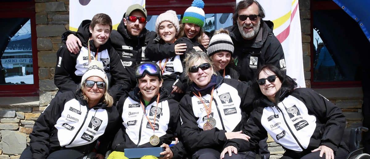El equipo Fundación También Competición Esquí y Snowboard Adaptado durante el Campeonato de España en Baqueira.