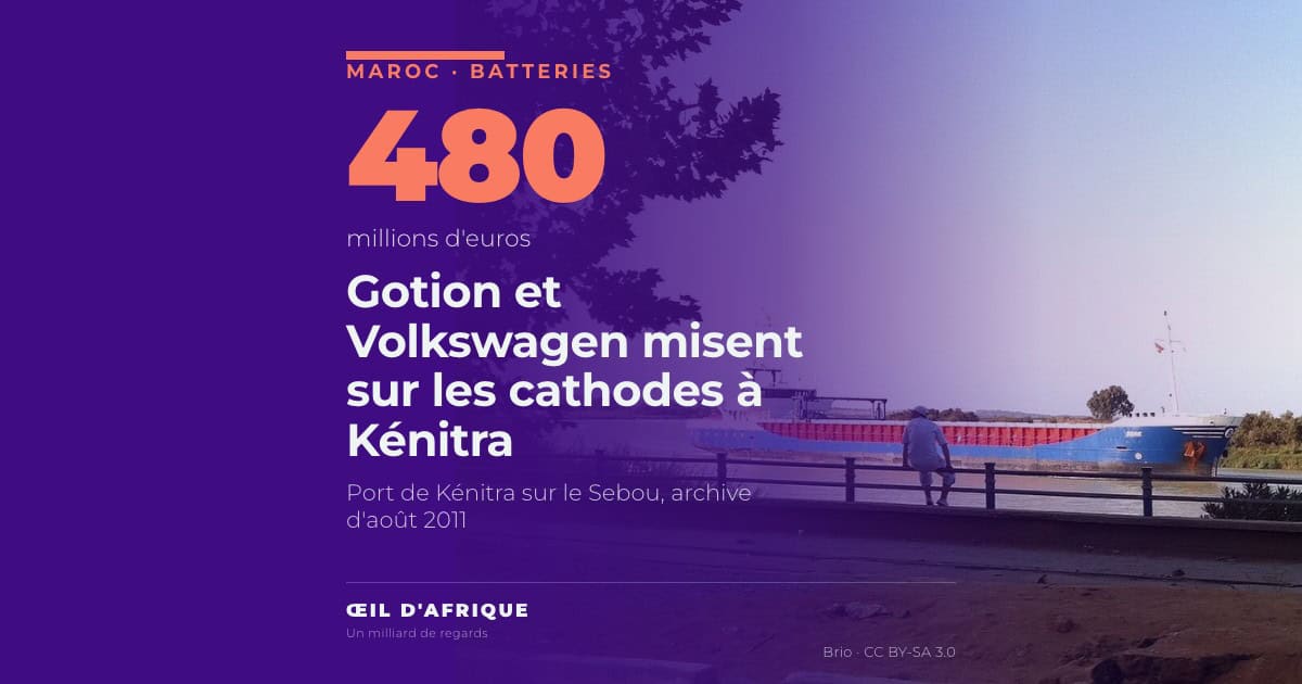 Un cargo remonte l'oued Sebou vers le port de Kénitra, ville où Gotion et Volkswagen prévoient une usine de cathodes pour batteries
