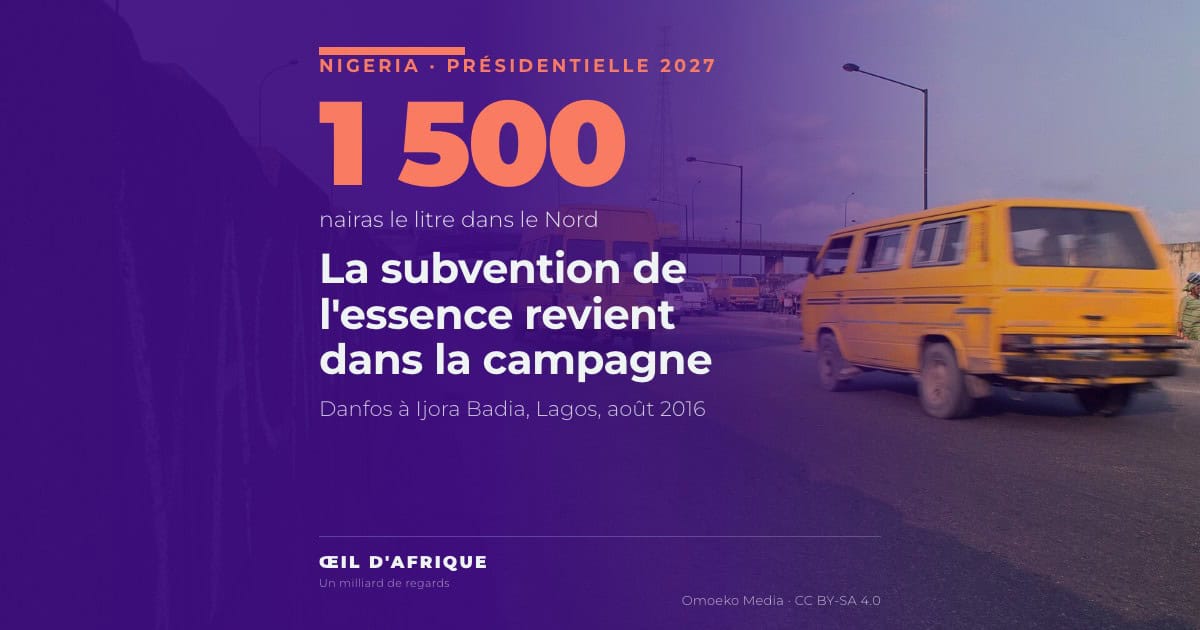 Des minibus danfo jaunes circulent à Ijora Badia, à Lagos, dans un Nigeria où la subvention de l'essence revient dans la campagne présidentielle