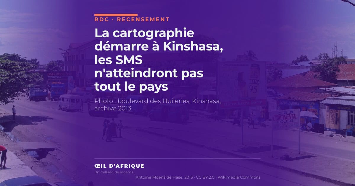 Boulevard des Huileries à Kinshasa, habitations et panneau publicitaire pour des SMS, là où débute la cartographie du recensement en RDC