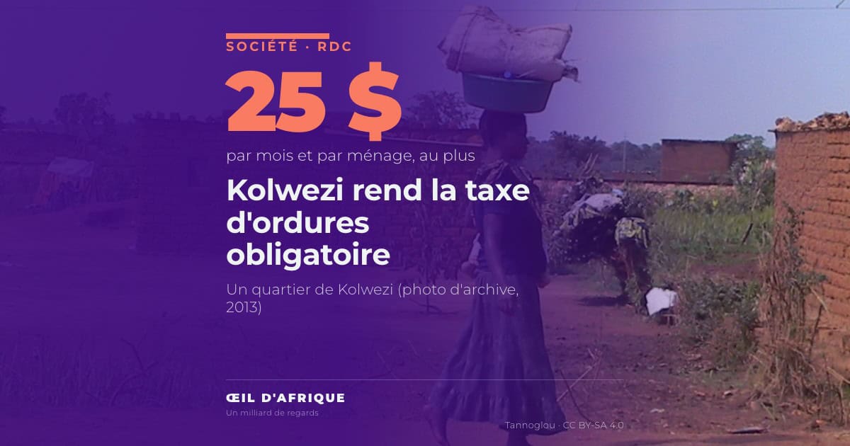 Une habitante d'un quartier de Kolwezi porte une bassine sur la tête, ville où la taxe d'assainissement devient obligatoire pour les ménages